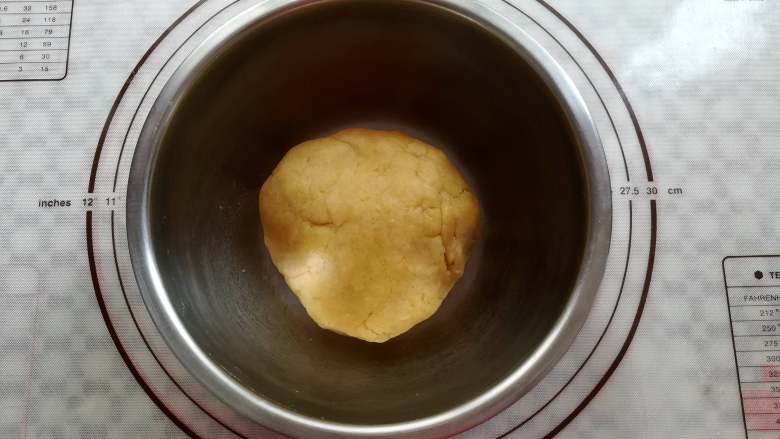芝麻小酥饼,把面团揉到没有干粉的状态