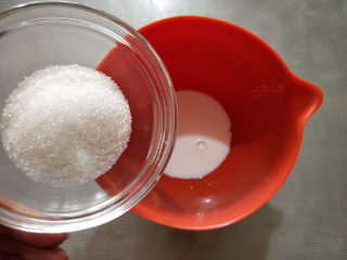 斑马纹戚风--超详细制作过程,开始制作蛋黄糊：打蛋盆里放牛奶，加入细砂糖，搅拌至糖融化。