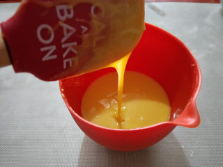 斑马纹戚风--超详细制作过程,以左右和按压的手法，搅拌至蛋黄糊细腻无面粉颗粒的状态。
