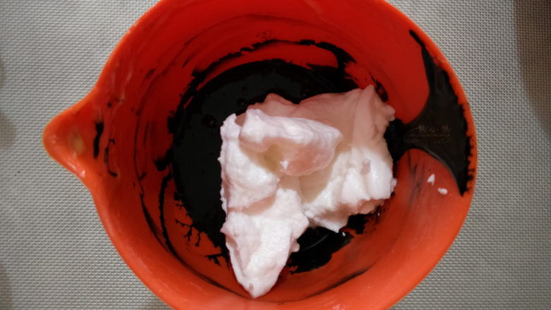 斑马纹戚风--超详细制作过程,另一份的蛋白霜，取1/3加入到竹炭蛋黄糊中，搅拌均匀。