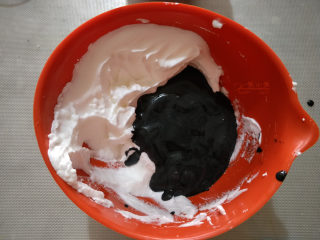 斑马纹戚风--超详细制作过程,把拌匀的竹炭蛋黄糊倒入剩下的蛋白霜内。