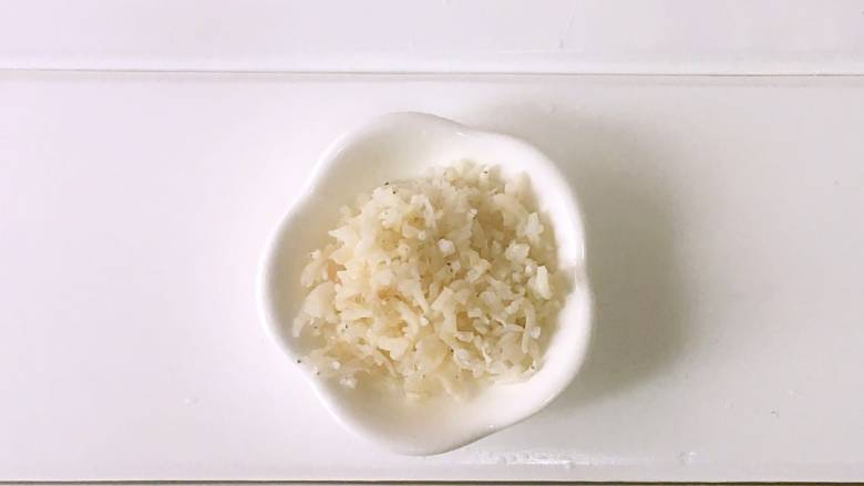 银鱼蔬菜小米粥,泡软的小银鱼剁成末。
