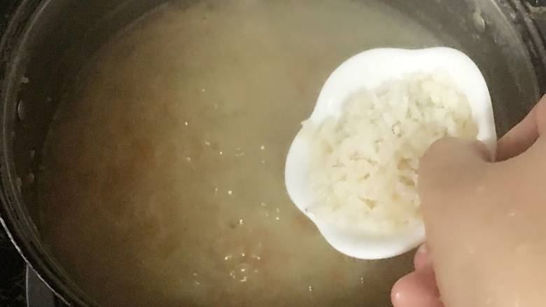 银鱼蔬菜小米粥,加入银鱼。
