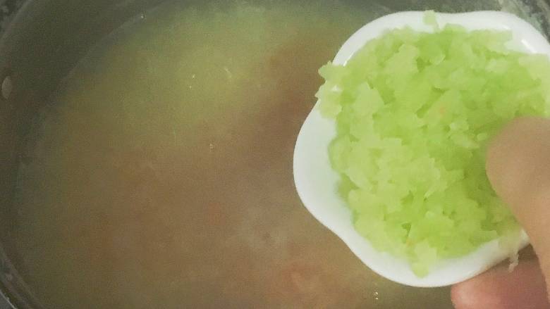 银鱼蔬菜小米粥,加入莴笋。