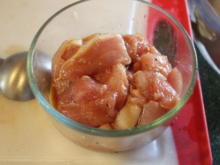 糖醋菜+糖醋荔枝鸡,鸡肉切2CM左右鸡肉条，以酱油、芝麻油、胡椒、盐、酒、糖调味腌30分钟。