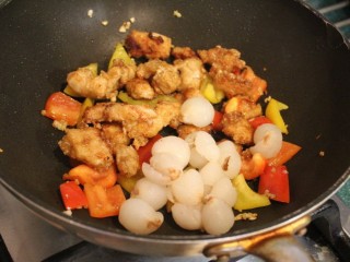 糖醋菜+糖醋荔枝鸡,再放入荔枝肉、鸡肉拌炒一下。