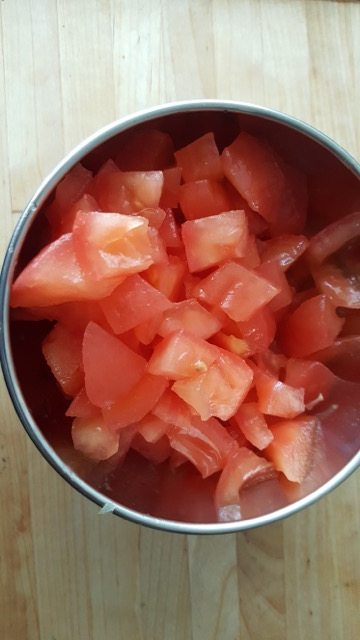 普罗旺斯杂烩,把西红柿切成块。