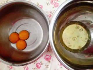 小熊蛋糕,先把蛋黄与蛋白分离，分别放在两个无油无水的干净盆里，