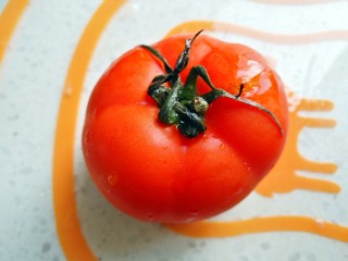 西红柿秋刀鱼汤,取一个西红柿，清洗干净