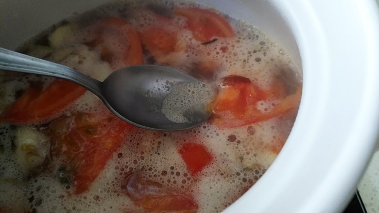 西红柿秋刀鱼汤,将砂锅放上燃气灶，开中小火，煮沸腾时撇去浮末，开小火煮20分钟