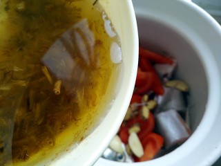 西红柿秋刀鱼汤,倒入适量葱油