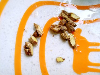 西红柿秋刀鱼汤,生姜切块