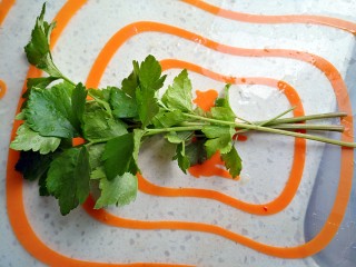 西红柿秋刀鱼汤,芹菜洗干净