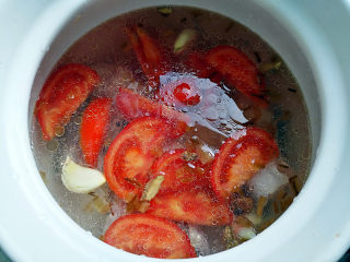 西红柿秋刀鱼汤,加入水