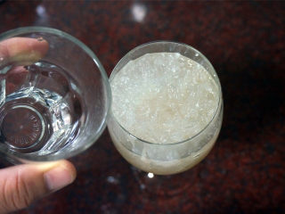 星空燕窝,再倒入半杯沸水，液面刚好能泡过燕窝即可。
