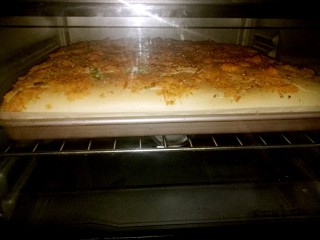 香葱肉松蛋糕卷,烤箱180度预热10分钟。放入烤箱中层180度25分钟。