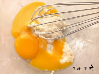 香葱肉松蛋糕卷,加入蛋黄同样画“Z"字形拌匀。