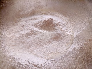 香葱肉松蛋糕卷,筛入低筋面粉和盐画“Z"字形拌匀。