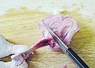 枫糖烤鸡肉,鸡腿两边的脆骨，用刀切段