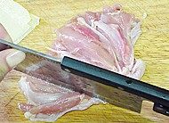 枫糖烤鸡肉,剔除骨头后，将比较厚的肉竖向切开，不要切断