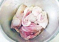 枫糖烤鸡肉,将鸡腿肉加入调料抓匀，盖保鲜膜放入冰箱冷藏腌1小时