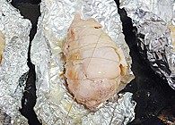 枫糖烤鸡肉,取出鸡腿肉，剥开锡纸，将捆住鸡腿的线去掉