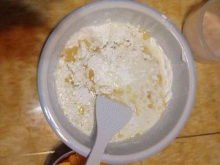 椰丝芒果糯米糍,把糯米粉，玉米淀粉，糖，油，牛奶全部拌匀