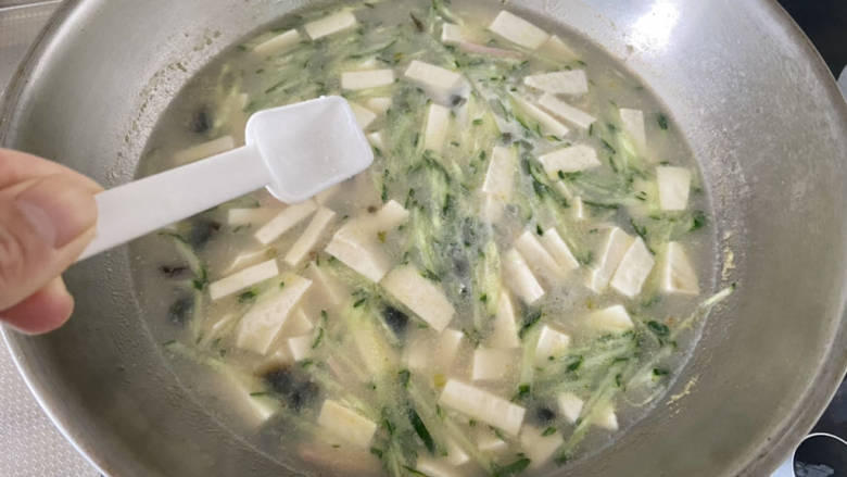 皮蛋豆腐汤,尝下咸淡根据自己口味添加少许盐