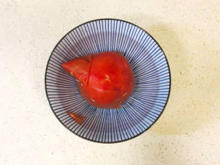 杂炒时蔬,番茄浇上开水，烫去外皮
