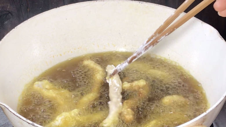 柠檬鸡柳,放入5成热的油锅中，炸至定型