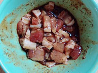 干锅菜花五花肉,放入料酒、盐、蚝油、生抽、花椒粉，搅拌均匀腌制10分钟。