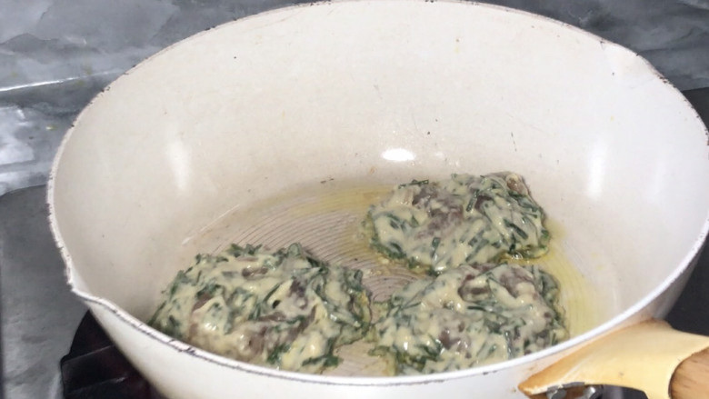 鲜虾韭菜饼,放入热油锅中，中火煎至底部变色