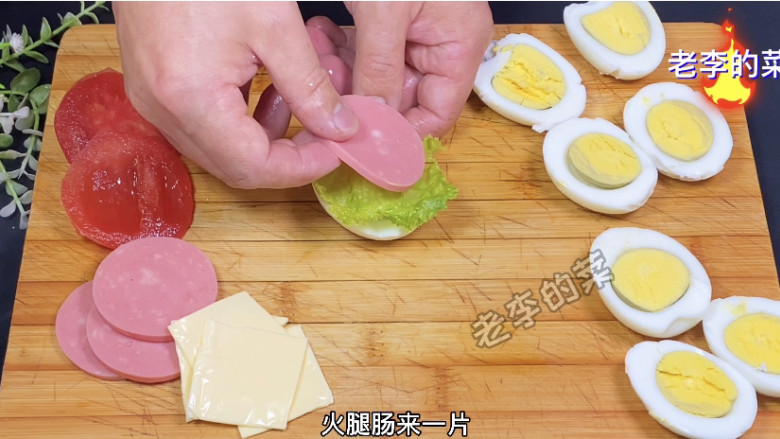 迷你鸡蛋小汉堡制作教程,生菜上放一片火腿。