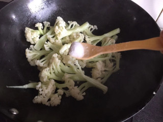 干锅菜花五花肉,下入花菜，加上适量盐