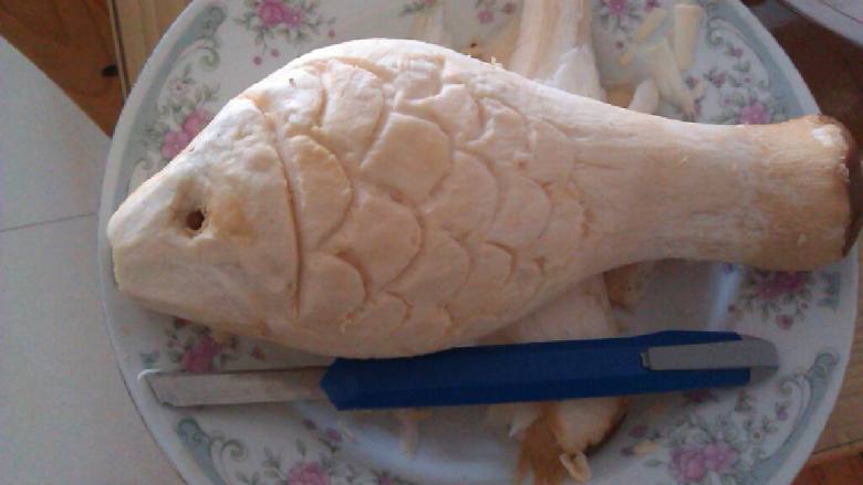 鲍汁素鱼,把鸡腿菇雕刻出一条鱼的样子，鱼眼可以是黑豆、胡椒之类。