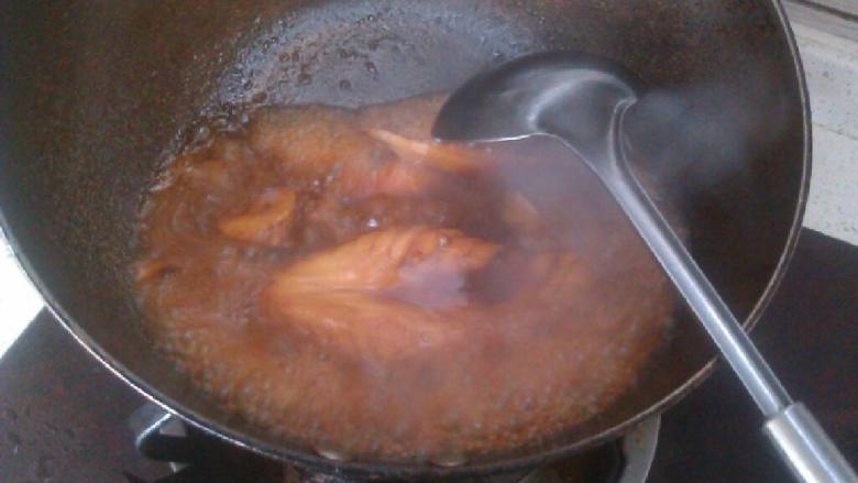 鲍汁素鱼,约一分钟，底金黄后加入膏汤小火，用勺子不断把汁淋上。此过程可以根据自己口味漫漫调汁味！