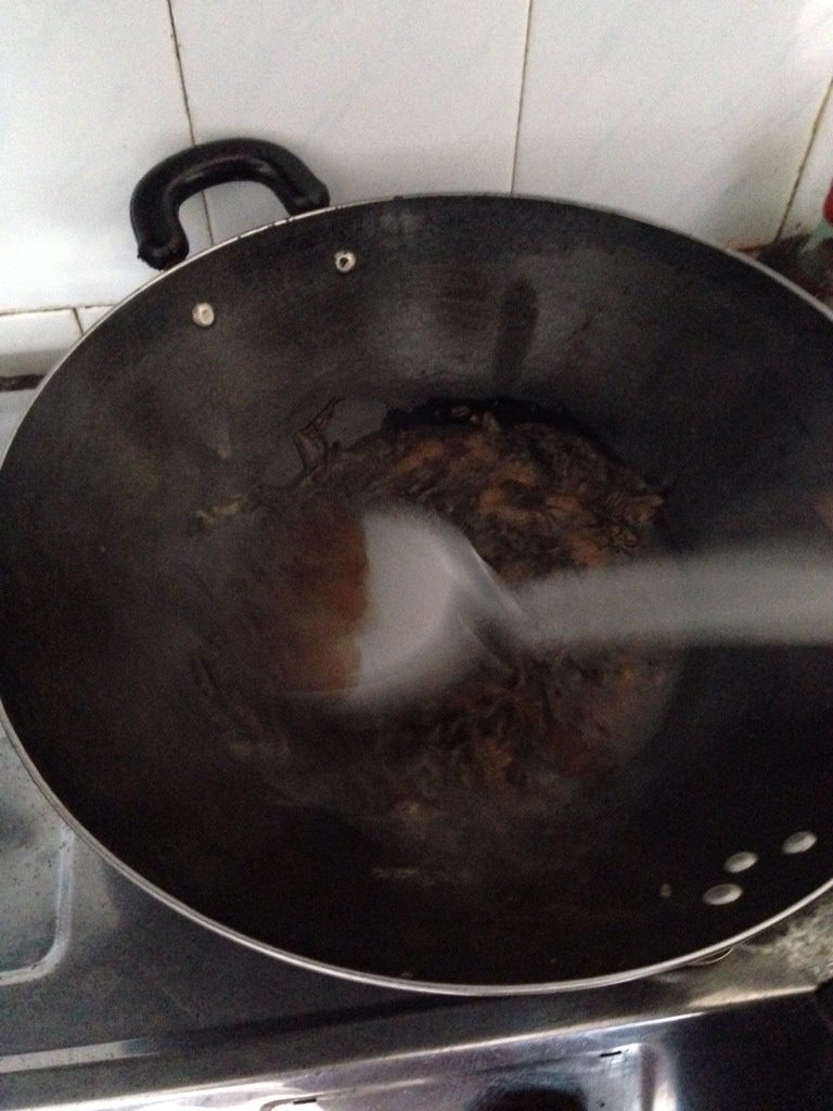 桂林油茶速成做法,水开一段时间，茶叶散掉软了以后开始用锅铲擂，伴随捶打，最好是用木勺