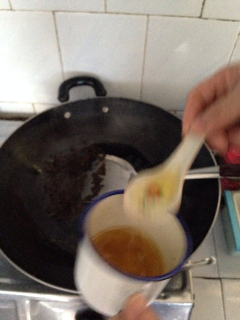 桂林油茶速成做法,擂几分钟后水会煮干，水干得差不多时加油，最好是猪油