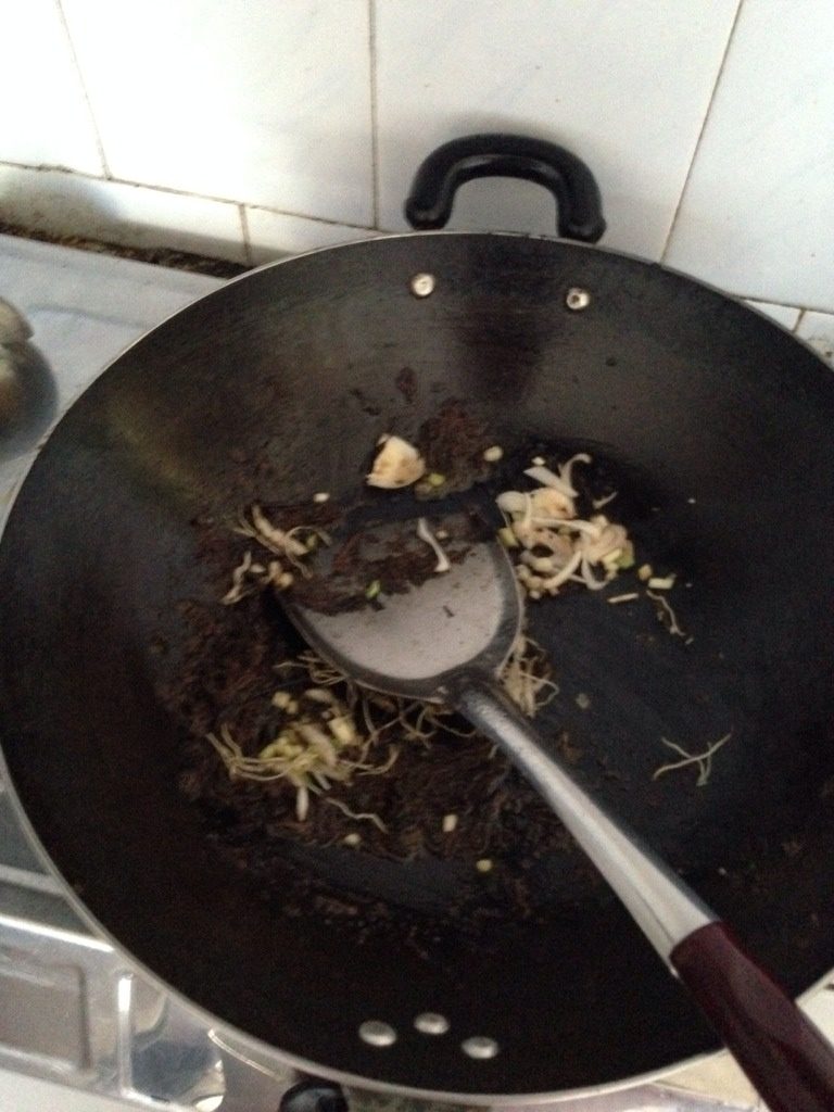 桂林油茶速成做法,倒入葱根，葱段，姜，蒜接着炒几分钟