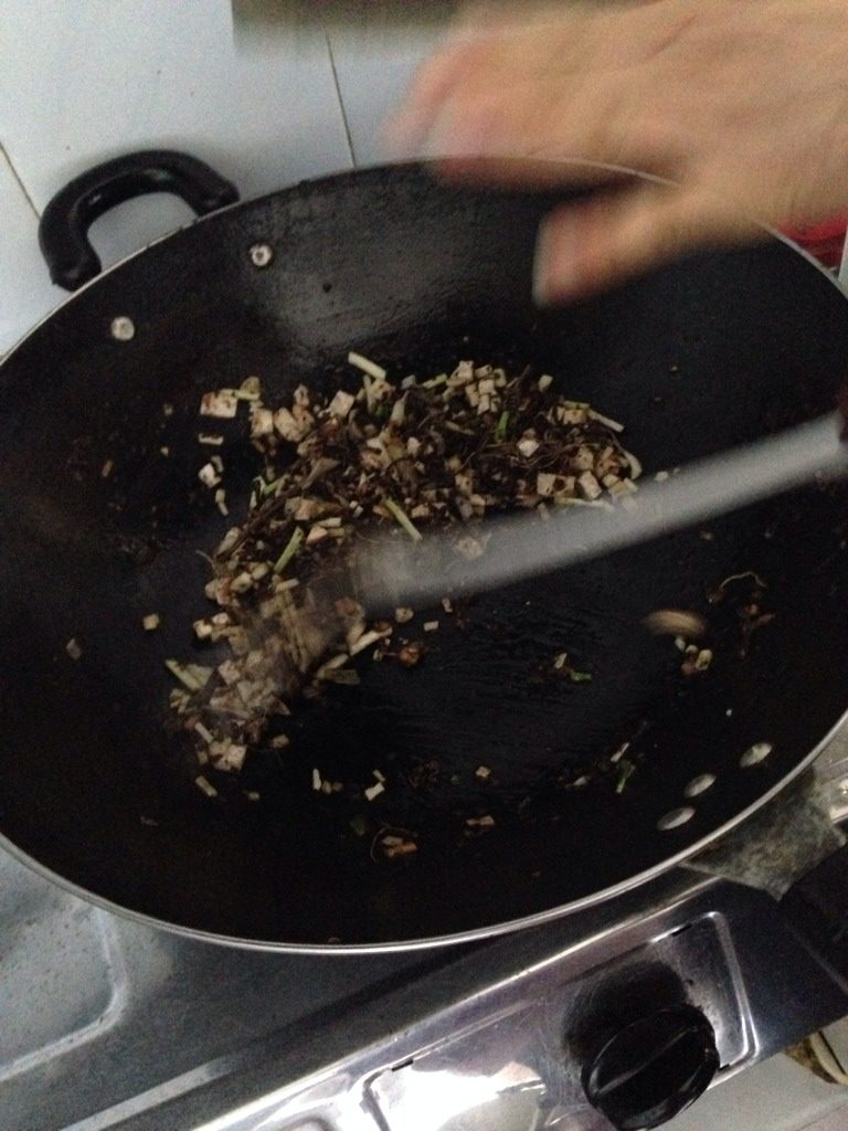 桂林油茶速成做法,加入芋头丁和笋丁炒香，中途觉得干可以加少许油