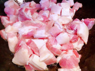香菇卤肉饭,五花肉洗净沥干水份放入锅中大火煸出油