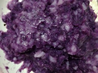 夹心小甜点,紫薯，山药去皮上锅蒸上半个小时。取出晾凉，用小勺压成泥状的！