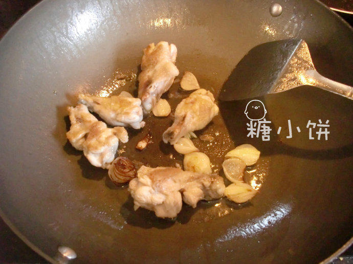 红葱百里香炖鸡,煸炒至翅根表面微黄
