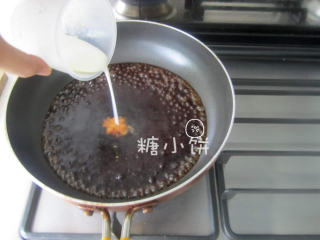 章鱼小丸子,做个简易照烧汁。酱油和蜂蜜几乎1:1混合~烧开之后加入淀粉水勾芡。加味啉调味