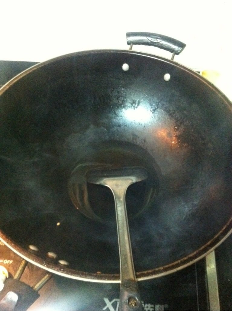 泡椒鸡肾,锅中放底油烧至八成油温