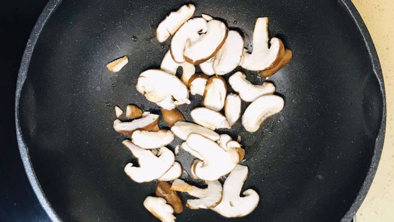 香菇炒生菜,起油锅，油烧热，加入香菇薄片