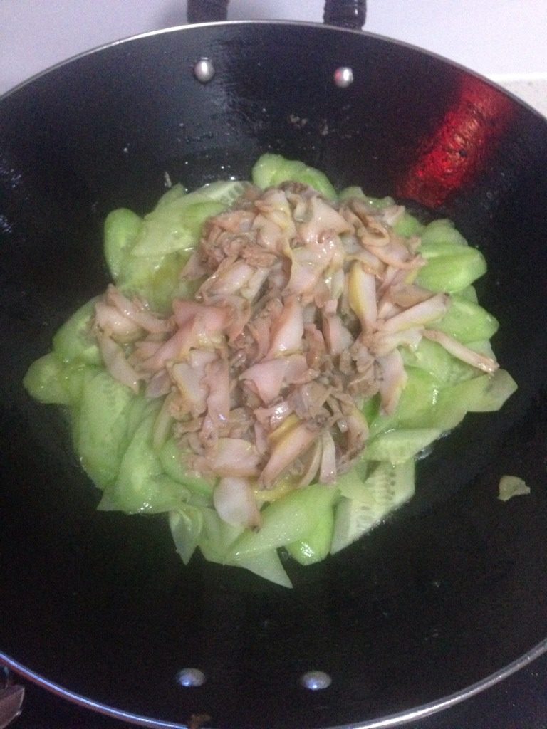 鲍鱼黄瓜片,然后放入鲍鱼片迅速翻炒至卷边就代表熟了