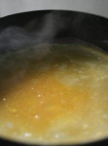 花样蛋蔬卷饼,一面摊熟后，方便的话翻转一下（此过程省略也可），倒入蛋液，继续待鸡蛋液熟