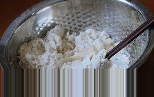 葱花卷,用筷子将面粉打成只有少许干粉的棉絮状