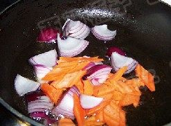 奶油蘑菇鸡肉饭,再下入洋葱胡萝卜片煸炒